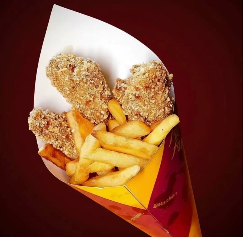 Cone de frango empanado com batatas fritas