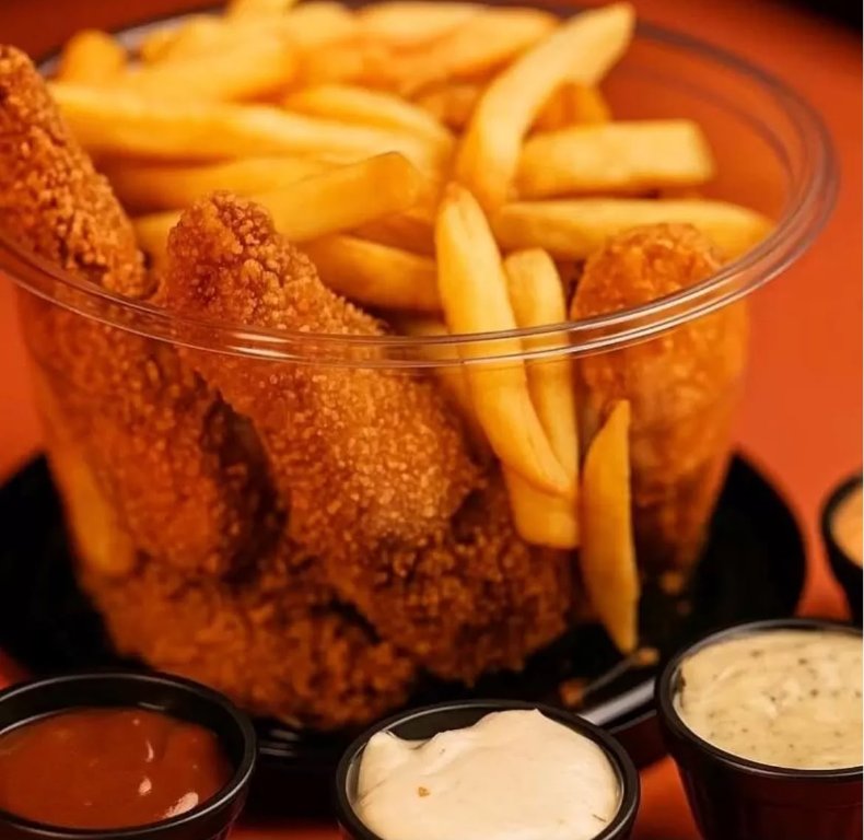 Balde Five Chicken com frango crocante, batatas e molhos